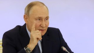 MOSCÚ, RUSIA - 27 DE DICIEMBRE: (RUSIA FUERA) El presidente ruso Vladimir Putin pronuncia un discurso durante el Consejo de Estado en el Gran Palacio del Kremlin el 27 de diciembre de 2023, en Moscú, Rusia. Los gobernadores de las regiones rusas y los ministros del Gobierno se reunieron en el Kremlin para la última sesión plenaria del año del Consejo de Estado. (Foto de Colaborador/Getty Images)