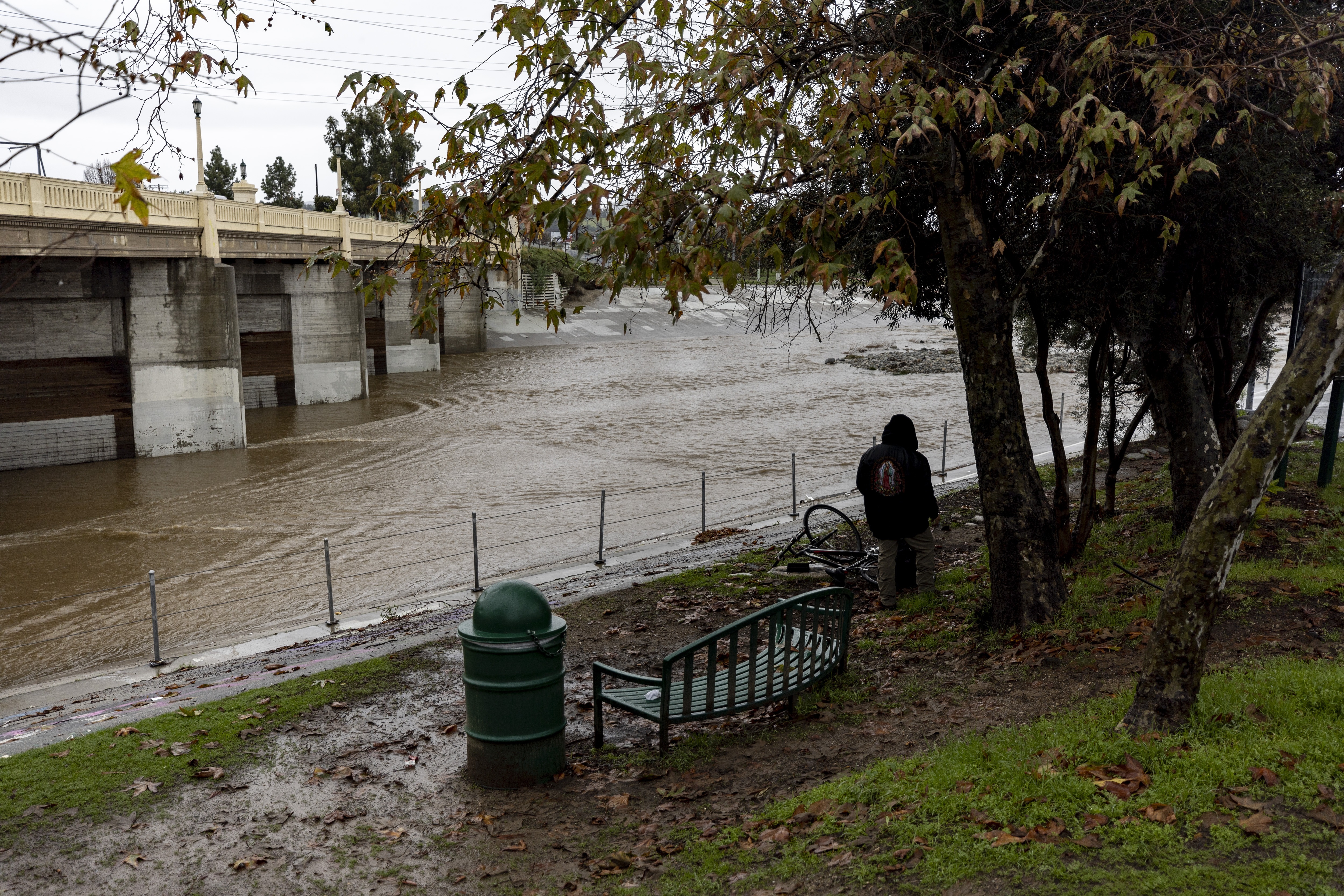 Un hombre mira el río Los Ángeles desbordándose tras las lluvias, en Los Ángeles, California (EE.UU.), este 6 de febrero de 2024. EFE/EPA/Etienne Laurent