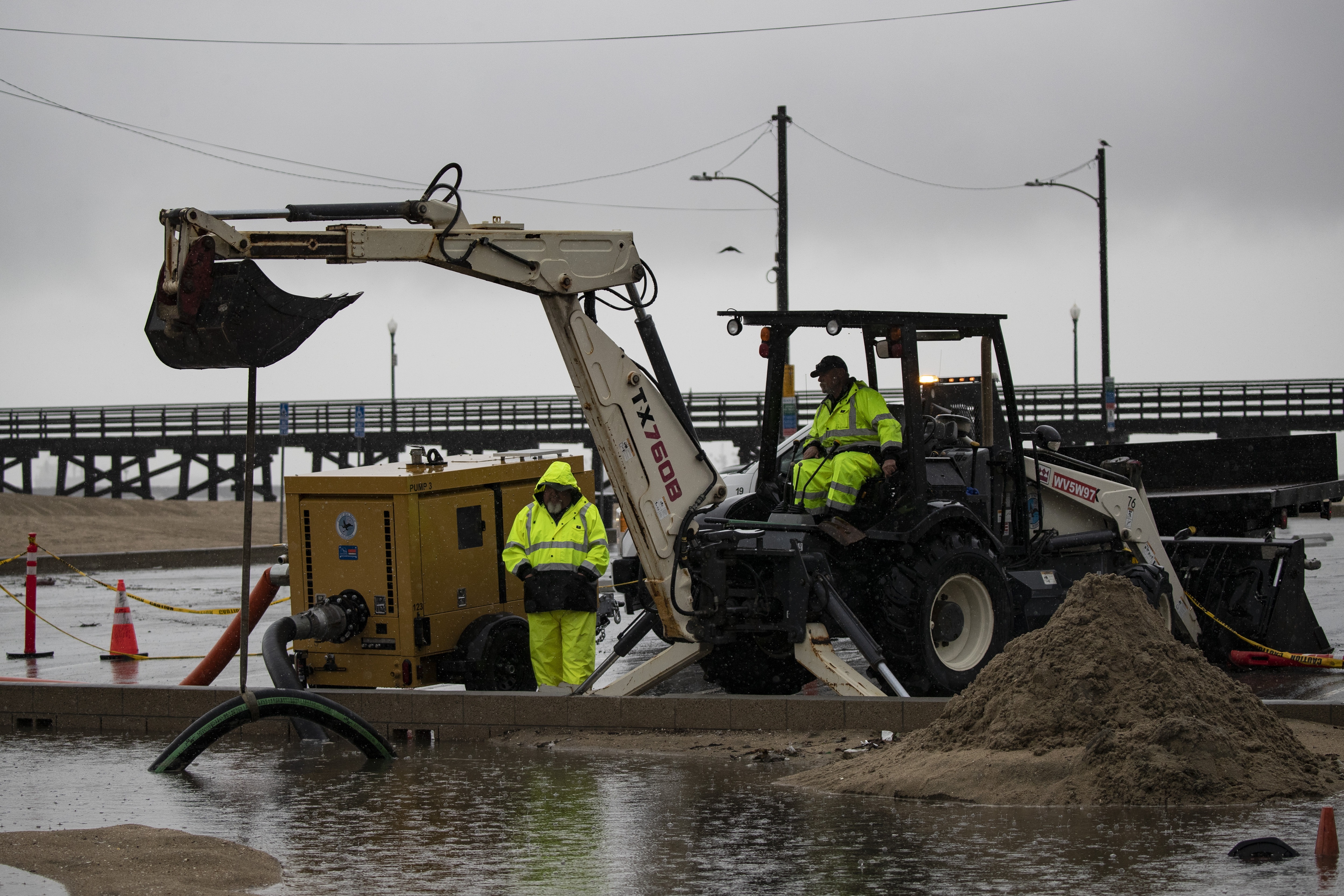 Trabajadores bombean agua en una playa, en Seal Beach, al sur de Los Ángeles, California (EE.UU.), este 6 de febrero de 2024. EFE/EPA/Etienne Laurent