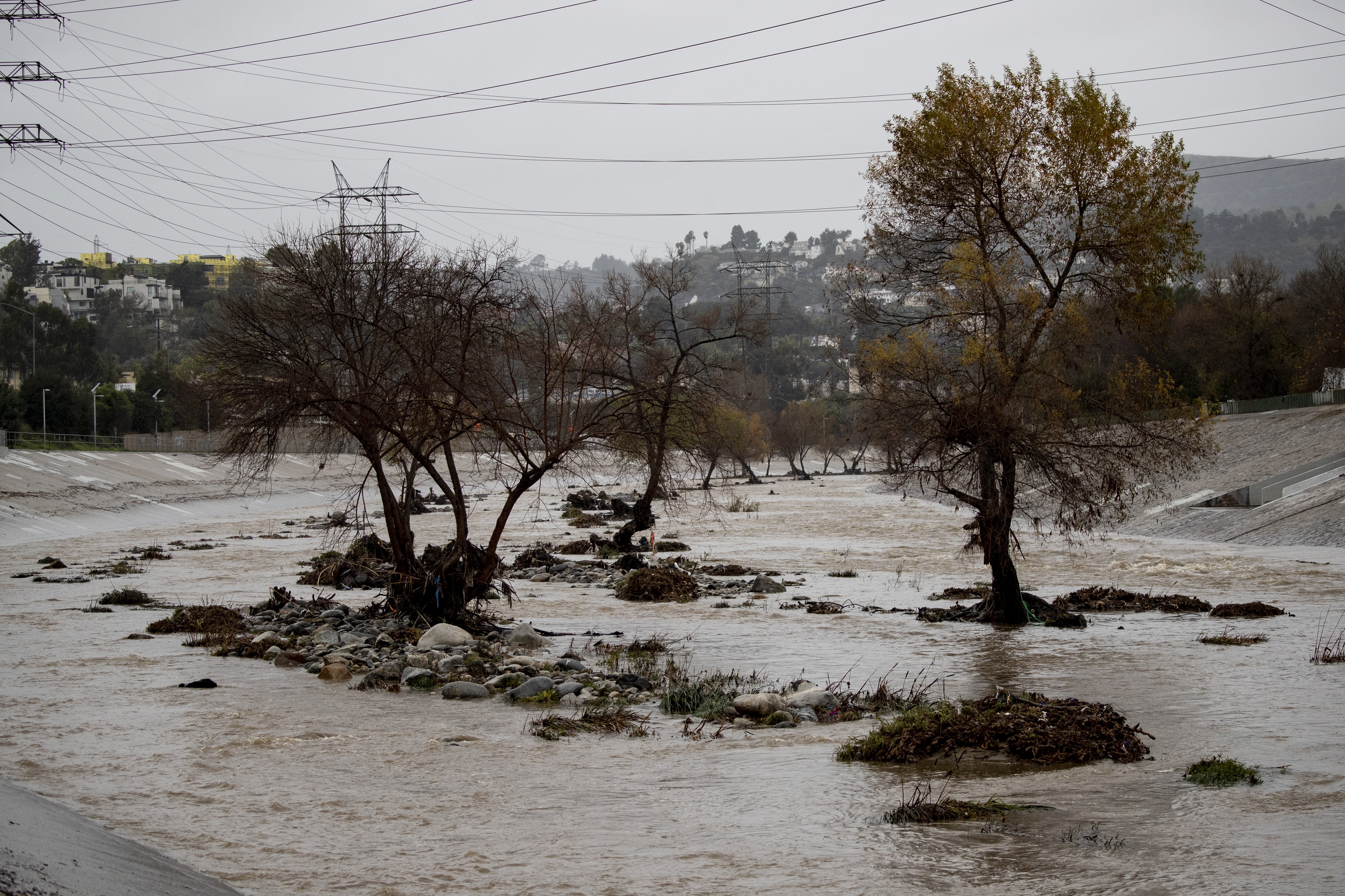 El río Los Ángeles se desborda mientras una tormenta azota el sur de California, en Los Ángeles, California (EE.UU.), este 6 de febrero de 2024. EFE/EPA/Etienne Laurent