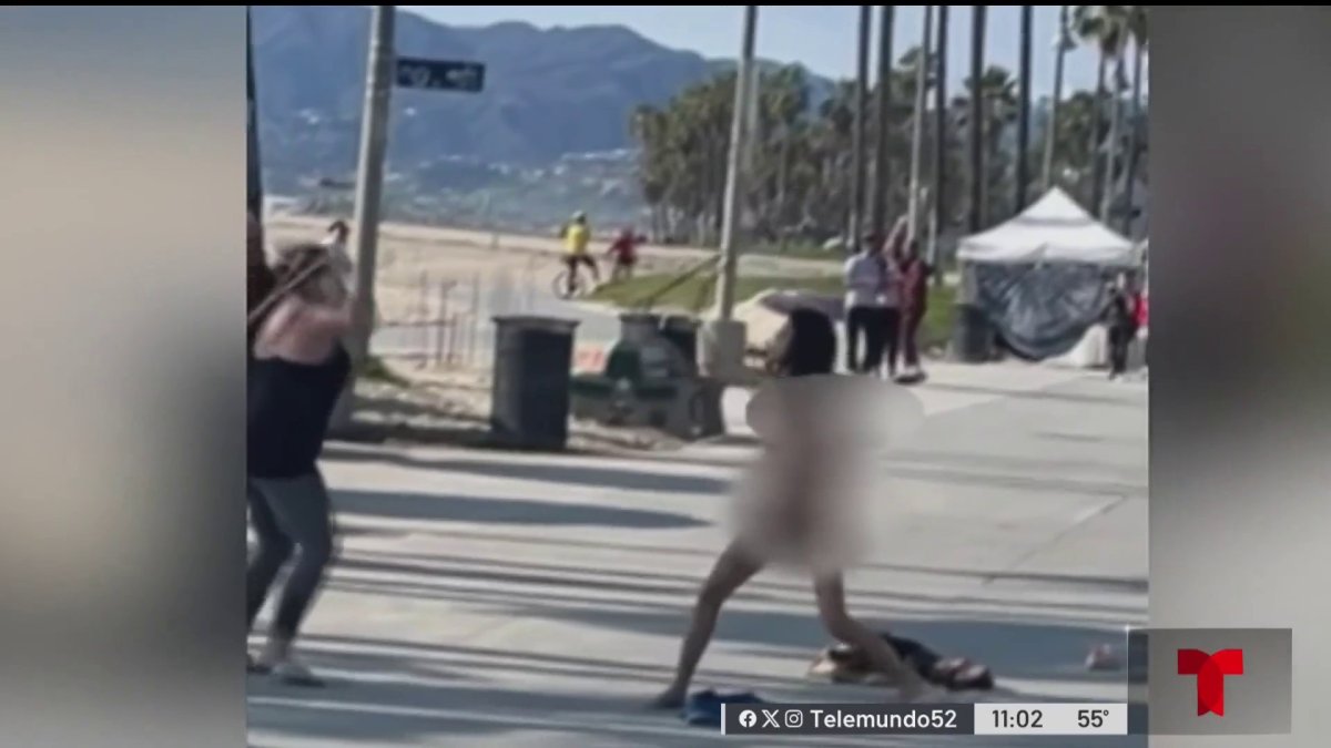 California: mujer desnuda pelea con un garrote en Venice Beach – Telemundo  52