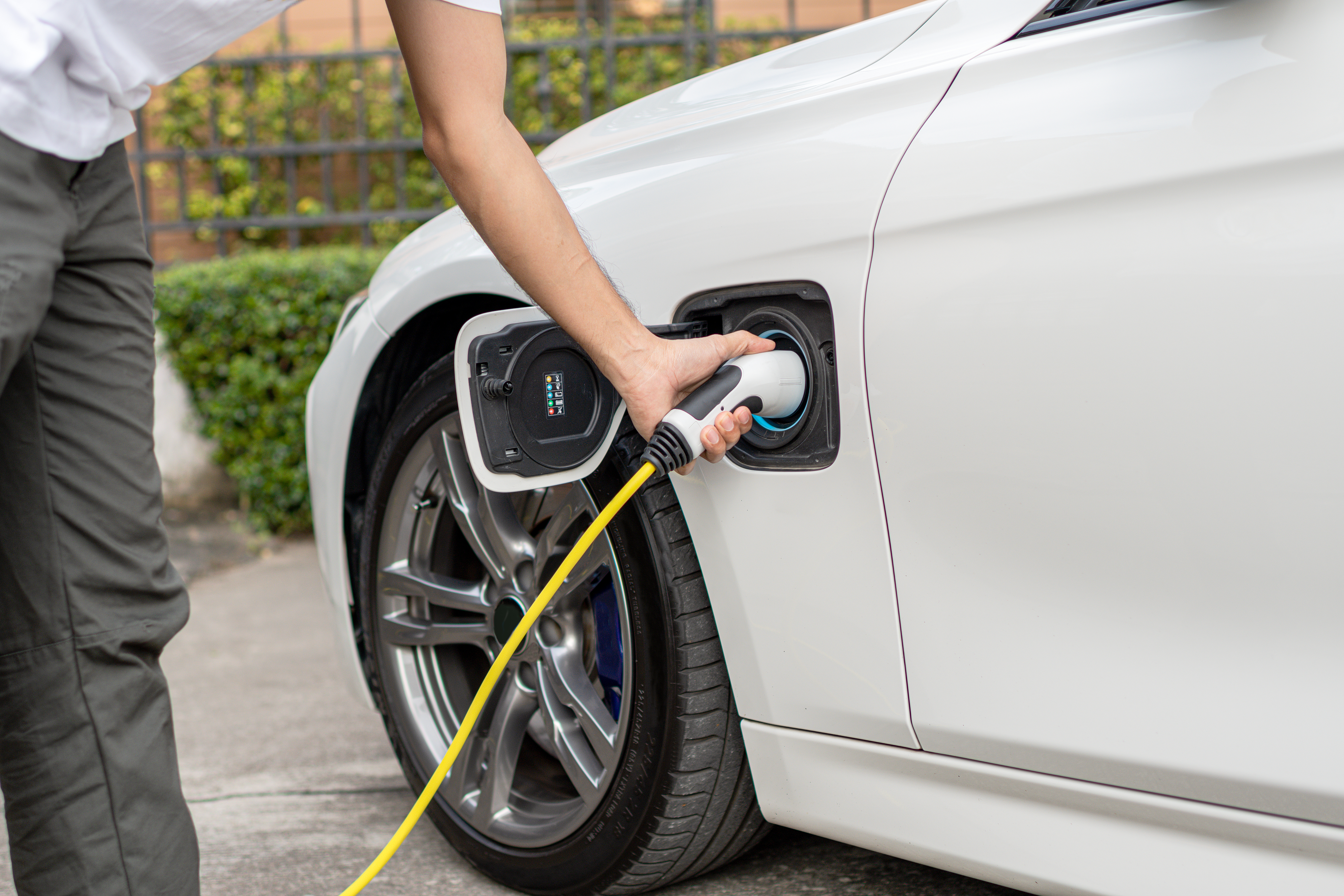 Piensas comprar un carro eléctrico por primera vez? Mira el incentivo que ofrece California