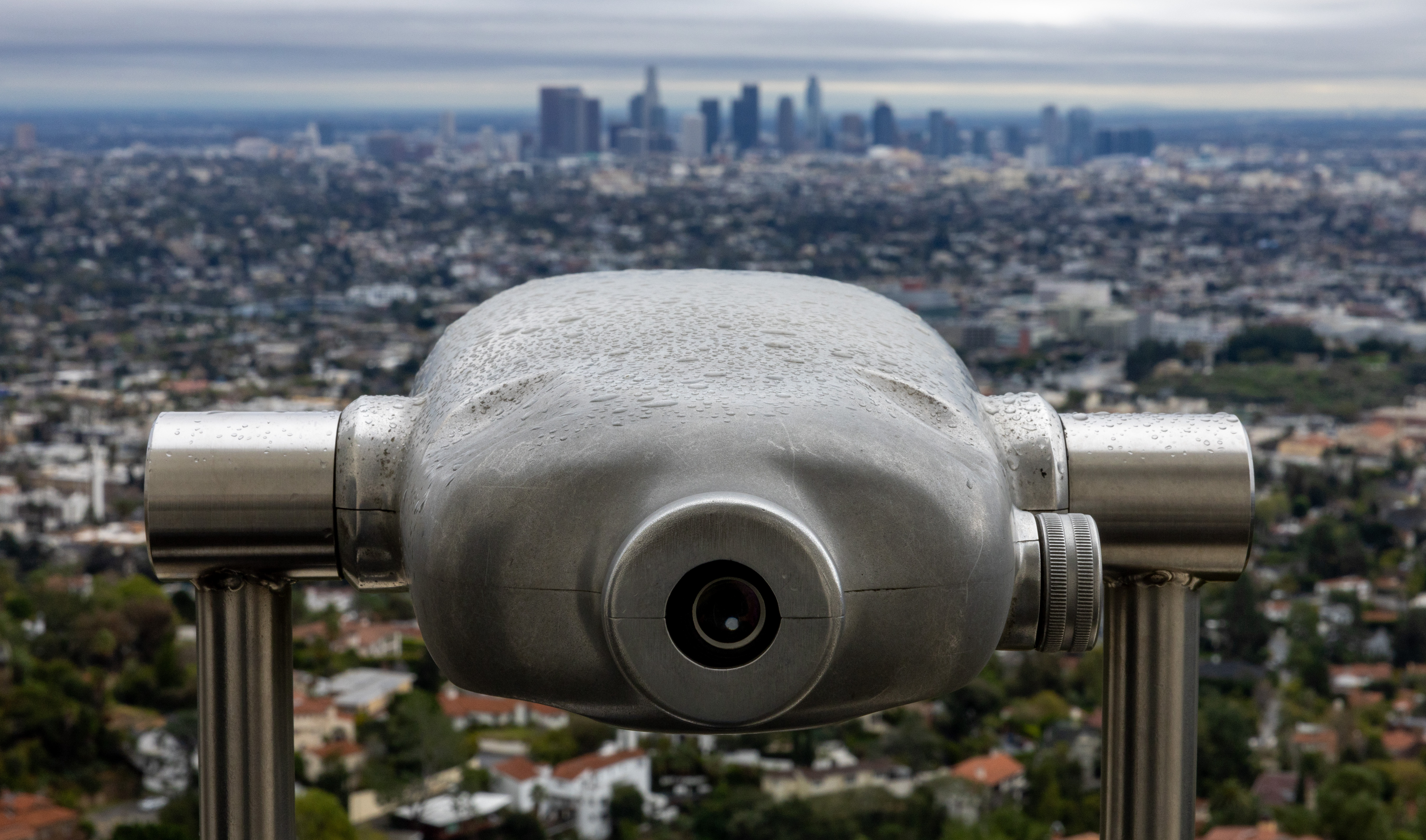 Las gotas de lluvia se posan en un telescopio del Observatorio Griffith mientras las nubes de tormenta persisten sobre la cuenca de Los Ángeles el jueves 1 de febrero de 2024 en Los Ángeles, CA. (Brian van der Brug/Los Angeles Times vía Getty Images)