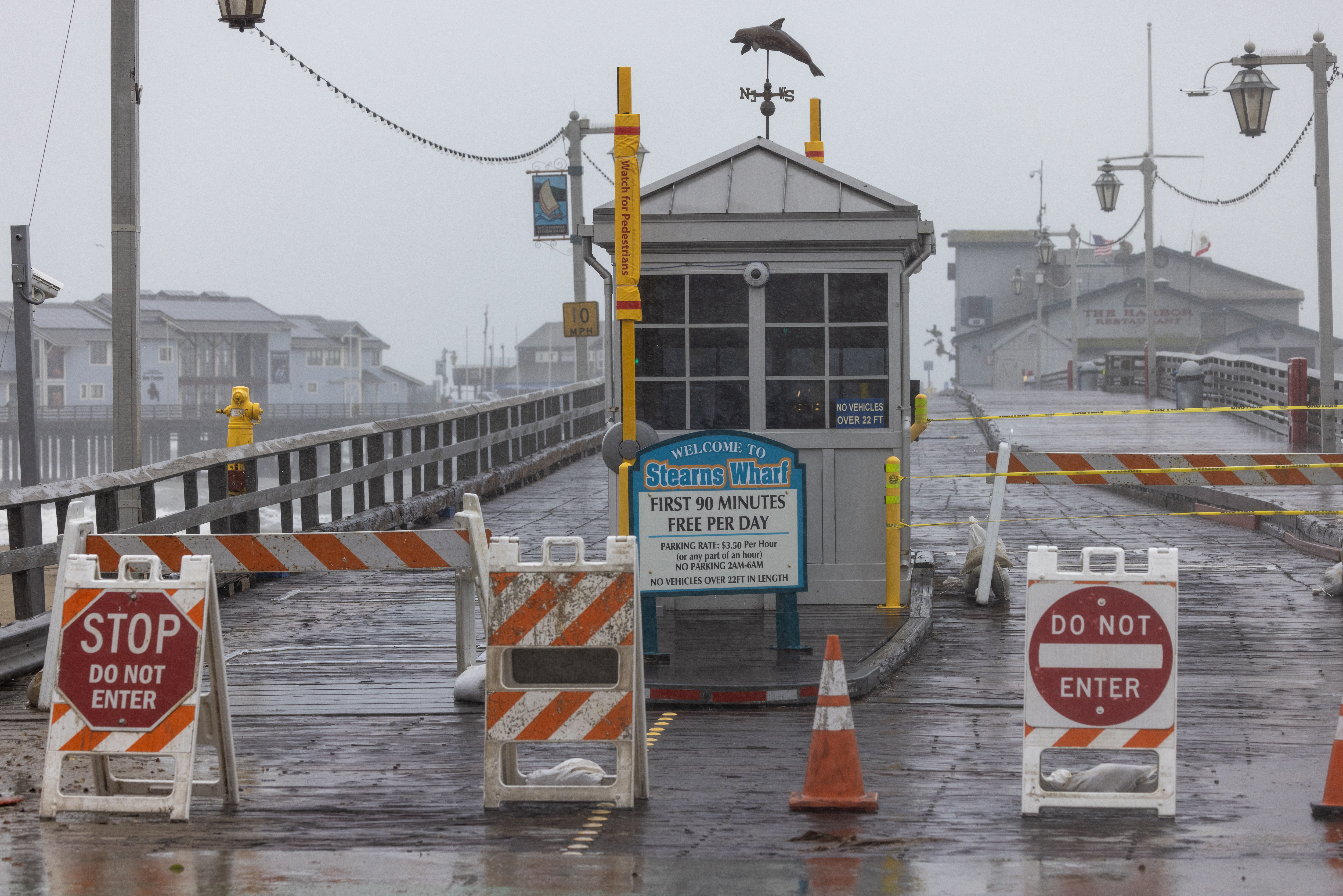 Las autoridades cerraron Stearns Wharf a medida que la segunda y más poderosa de dos tormentas fluviales atmosféricas llegaba a Santa Bárbara, California, el 4 de febrero de 2024.