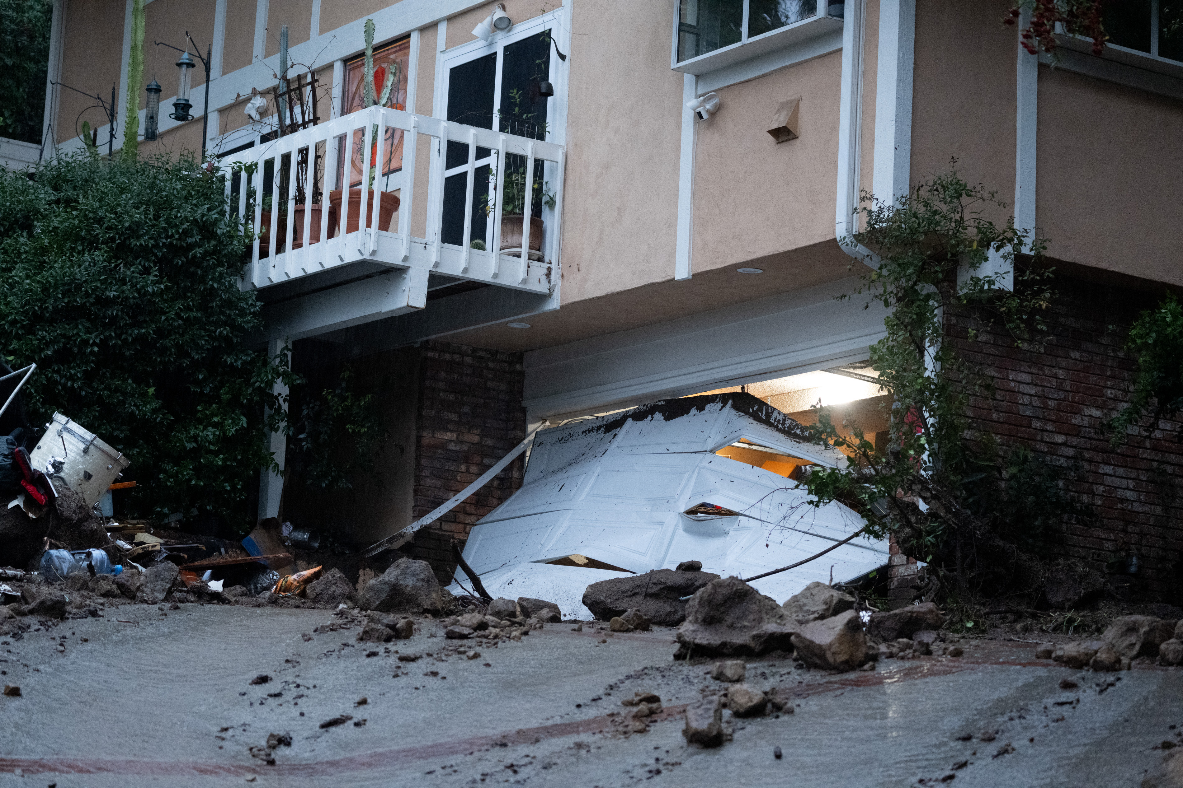 Studio City, CA – 5 de febrero: Los daños causados por la tormenta por flujos de lodo, rocas y escombros a lo largo de Lockridge Road en Studio City, CA, causaron daños importantes a vehículos y casas en el área el lunes 5 de febrero de 2024. Se espera que continúe la lluvia. en el sur de California durante las próximas 12 horas. (Foto de David Crane/MediaNews Group/Los Angeles Daily News vía Getty Images)