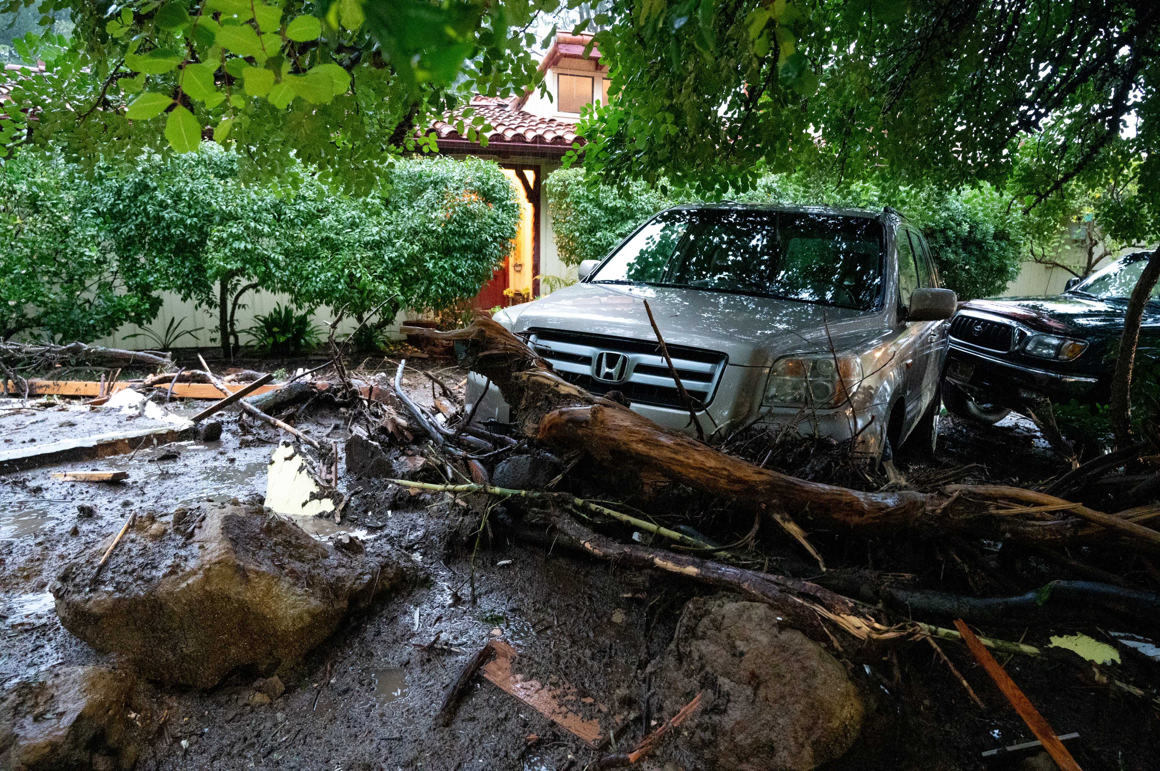 Studio City, CA – 5 de febrero: Los daños causados por la tormenta por flujos de lodo, rocas y escombros a lo largo de Lockridge Road en Studio City, CA, causaron daños importantes a vehículos y casas en el área el lunes 5 de febrero de 2024. Se espera que continúe la lluvia. en el sur de California durante las próximas 12 horas. (Foto de David Crane/MediaNews Group/Los Angeles Daily News vía Getty Images)