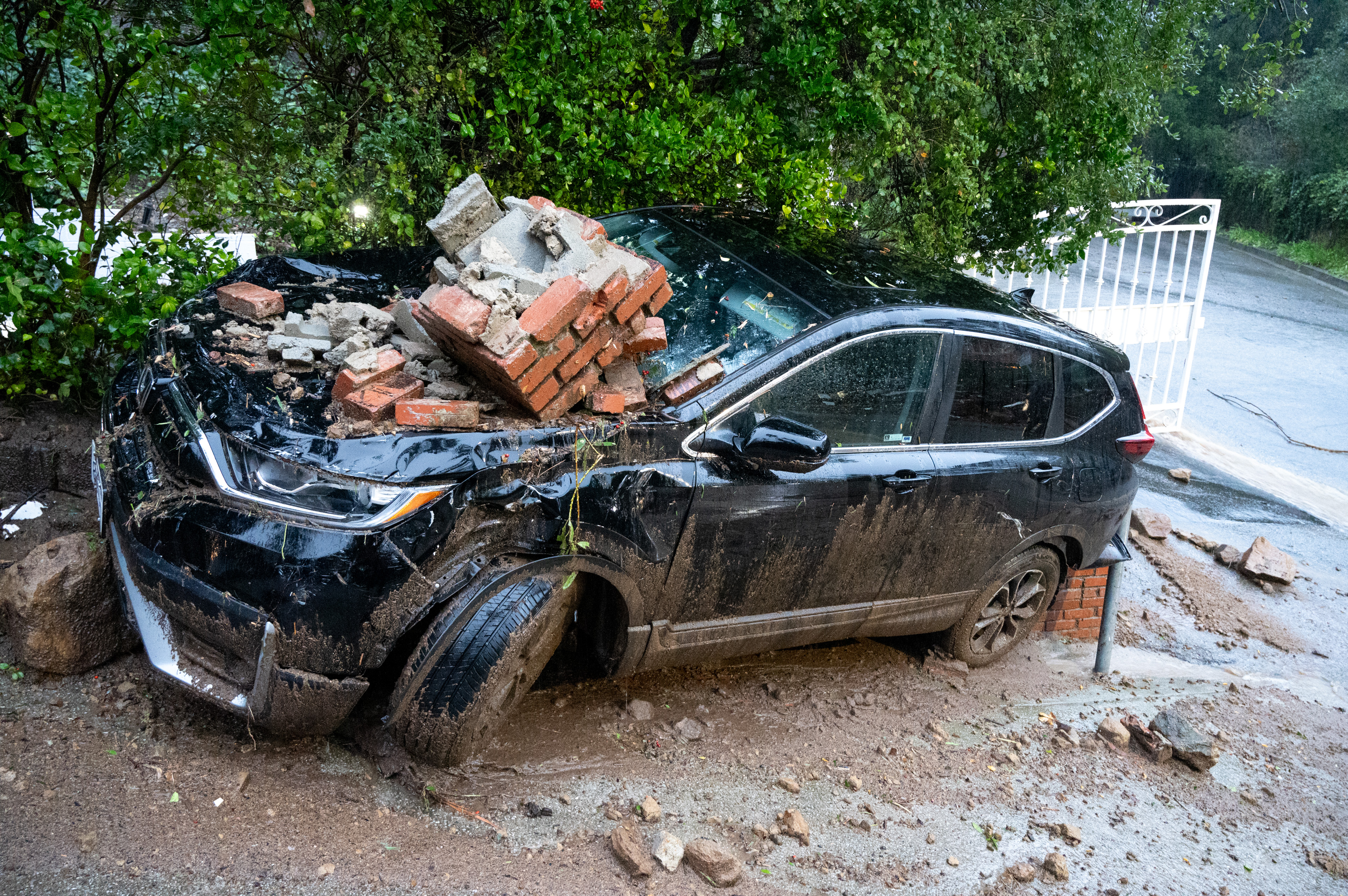 Daños de las tormentas causados por flujos de lodo, rocas y escombros a lo largo de Lockridge Road en Studio City el lunes 5 de febrero de 2024.