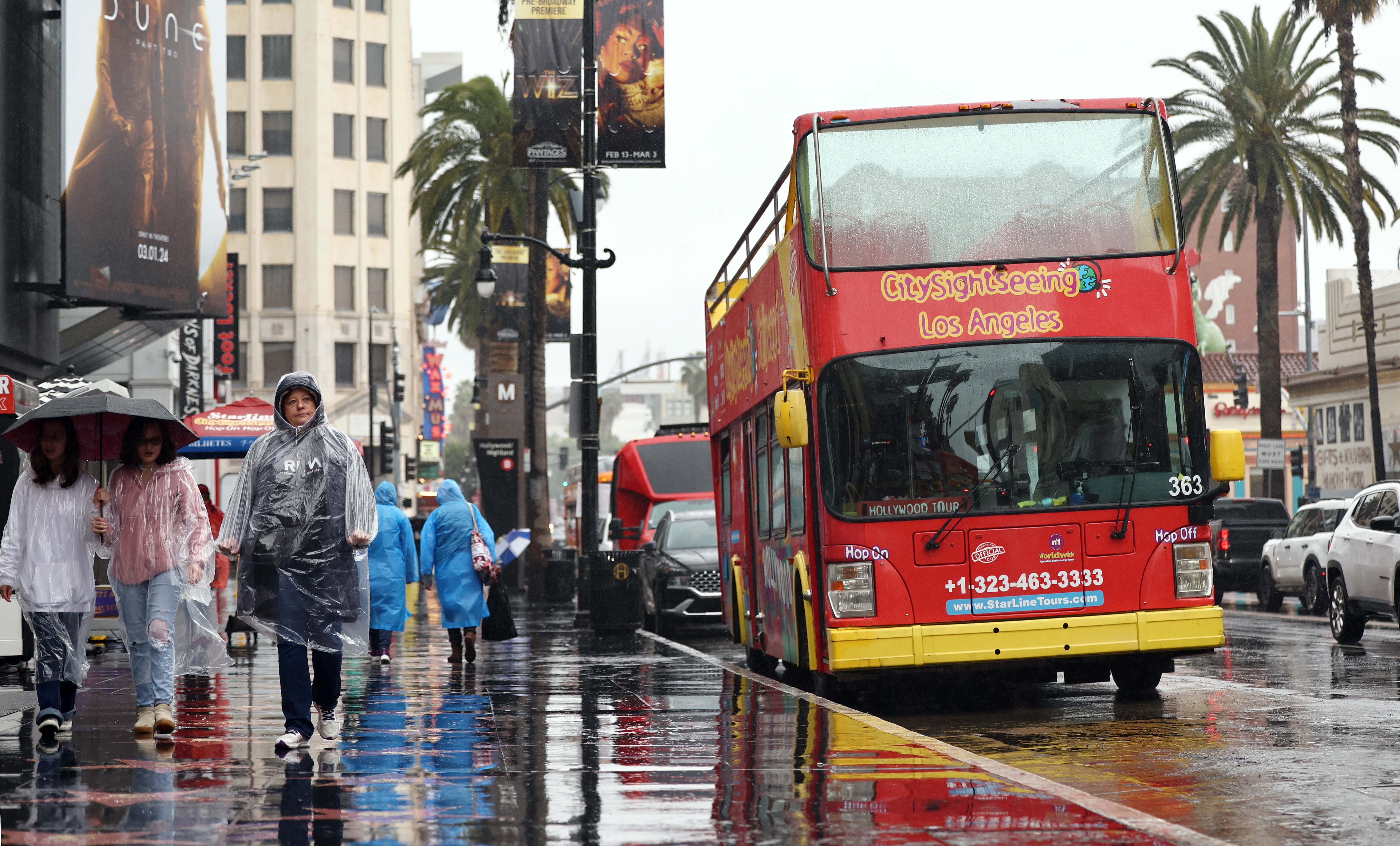 LOS ÁNGELES, CALIFORNIA – 19 DE FEBRERO: La gente camina bajo la lluvia en Hollywood Boulevard el 19 de febrero de 2024 en Los Ángeles, California. Otra tormenta fluvial atmosférica está provocando fuertes lluvias en California dos semanas después de que una poderosa tormenta provocara inundaciones generalizadas, deslizamientos de tierra y cortes de energía en partes del estado. (Foto de Mario Tama/Getty Images)