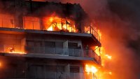 Voraz incendio en dos edificios de apartamentos en España deja al menos cuatro muertos