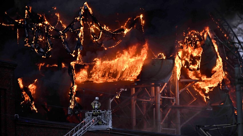 Fuego se apodera de parque acuático en Suecia