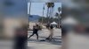 Captado en video: mujer desnuda protagoniza altercado con un garrote en Venice Beach 