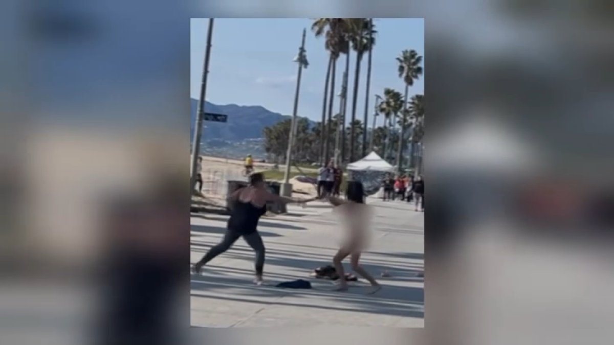 Captado en video: mujer desnuda protagoniza altercado con un garrote en  Venice Beach