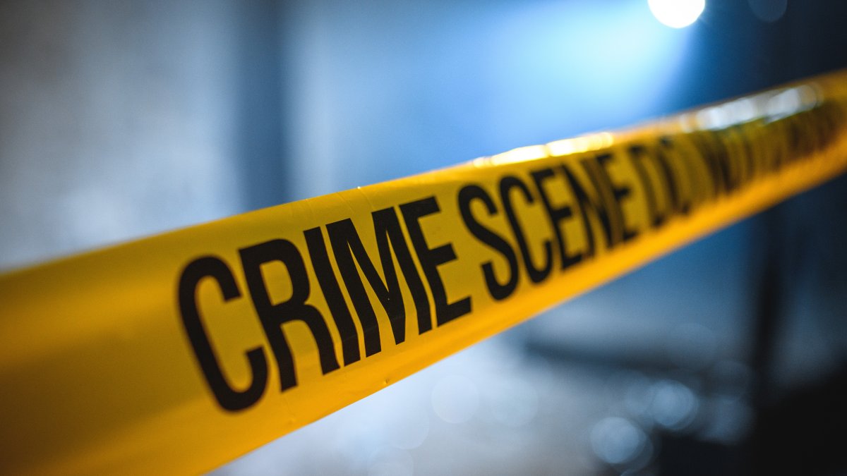 Identifican a hombre encontrado muerto dentro de un auto en el Este de Los Ángeles