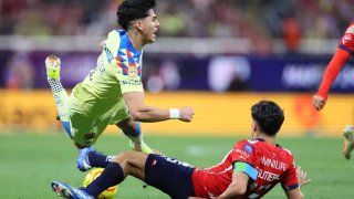 Erick Gutiérrez de Chivas se enfrenta a Kevin Alvarez de América durante el partido de la 12a ronda entre Chivas y América como parte del Torneo Clausura 2024 Liga MX en el Estadio Akron el 16 de marzo de 2024 en Zapopan, México.