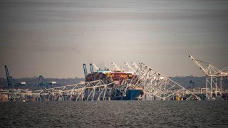 Un barco después de chocar contra el puente Francis Scott Key en Baltimore, Maryland.