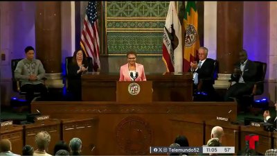 La alcaldesa Karen Bass habla sobre indigencia, seguridad pública durante discurso