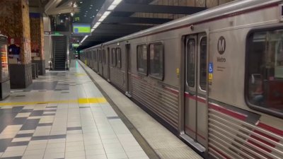 Apuñalan mortalmente a mujer en estación del Metro en Studio City