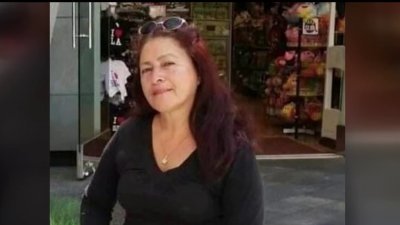 Hija de mujer apuñalada mortalmente en estación Metro en Studio City pide justicia