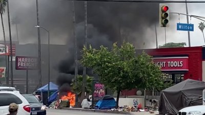 Residentes preocupados tras incendiarse un campamento de indigentes en Hollywood