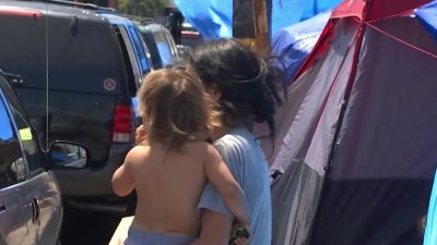 Familias con niños se encuentran viviendo en Skid Row