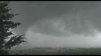 Tremendo video: tornado se le viene encima a cámara que lo filmaba