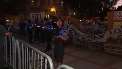 Confrontaciones y desfíos en campamento propalestino de UCLA