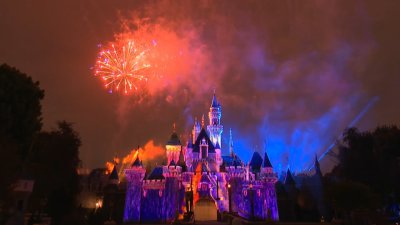 Disney celebra los éxitos de Pixar con nuevo espectáculo de fuegos artificiales