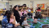 “Nosotras podemos”: Madres inmigrantes regresan a la escuela para aprender inglés y enfrentar retos sociales