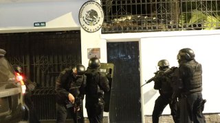 Fuerzas de seguridad ingresaron por la fuerza a la Embajada de México en Quito, Ecuador, el 5 de abril pasado.