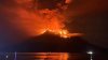Temen que volcán en erupción se desplome y cause un tsunami en Indonesia