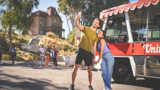 Universal Studios Hollywood reedita los icónicos Glamour Trams mientras el mundialmente famoso Studio Tour celebra un hito de 60 años con mejoras nuevas y nostálgicas, que incluyen un momento único al bajar del tranvía y entrar en un set de película, una atracción del Terremoto reinventada, el regreso del Runaway Train y un colosal Encuentro con dinosaurios Jurassic World T.rex del 26 de abril al 11 de agosto de 2024.