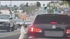 Perro abandonado corre tras el carro de su dueño por calles de Long Beach