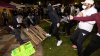 Fuertes enfrentamientos en campamento de manifestantes en UCLA
