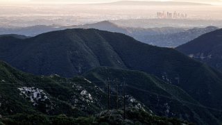 LA CANADA FLINTRIDGE, CALIFORNIA - 16 DE ABRIL: Una vista de parte del área de expansión propuesta del Monumento Nacional de las Montañas de San Gabriel, con el centro de Los Ángeles visible al fondo, el 16 de abril de 2024 cerca de La Cañada Flintridge, California. La administración Biden está planeando la expansión de dos Monumentos Nacionales en California antes del Día de la Tierra: el Monumento Nacional de las Montañas San Gabriel y el Monumento Nacional Berryessa Snow Mountain, ambos designados por el presidente Barack Obama. El área de expansión del Monumento Nacional de las Montañas de San Gabriel propuesta por los legisladores de California incluiría más de 100.000 acres del Bosque Nacional Ángeles más cercano a Los Ángeles. (Foto de Mario Tama/Getty Images)