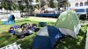 Manifestantes propalestinos establecen campamento en sitio de graduación en Pomona College