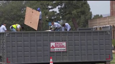 Realizan labores de limpieza en UCLA tras desalojo de manifestantes