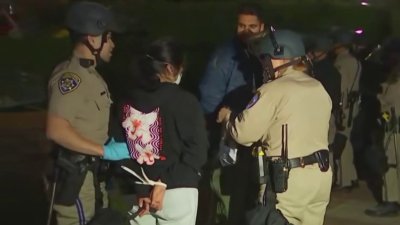Mas de 200 detenidos en UCLA tras intervención policial