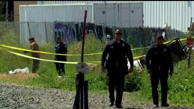 Descubren dos cuerpos dentro de un campamento en Northridge