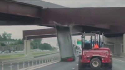 En video: camión choca contra viga de un puente en plena autopista de Virginia
