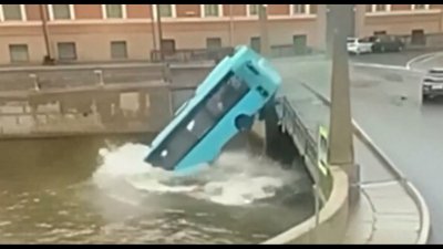 Dramático video: autobús con pasajeros cae desde un puente a un río