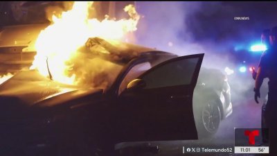 Rescatan a cuatro adolescentes de carro en llamas tras choque en Long Beach