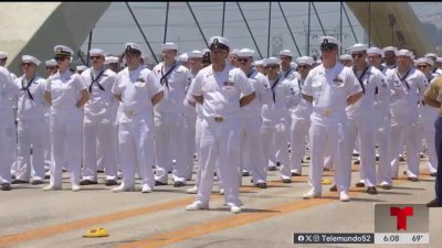 Elementos de la marina estadounidense participan en desfile en el puente de la calle sexta
