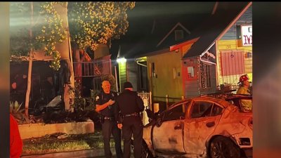 Persecución termina en choque e incendio de una vivienda en el sur de Los Ángeles