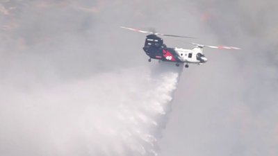 Bomberos combaten incendio de maleza en Simi Valley