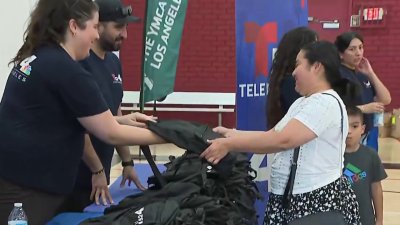 Distribución de mochilas y útiles escolares en Van Nuys