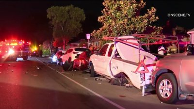 Conductor que iba a alta velocidad choca contra 5 autos en Reseda