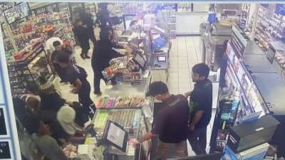 LAPD investiga robo en turba en tienda 7-Eleven