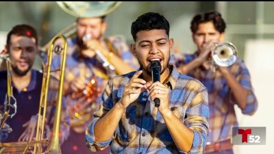 Banda mexicana alegró a aficionados del deporte durante juego de la NFL