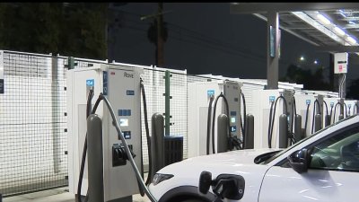 Abren estación de recarga para vehículos eléctricos en Santa Ana