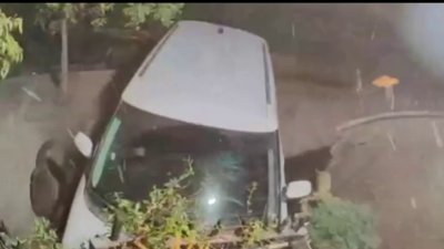 En video: Auto choca contra la puerta de una casa en Sun Valley